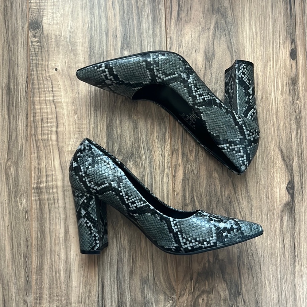 olivia miller snake print heel - sz 8